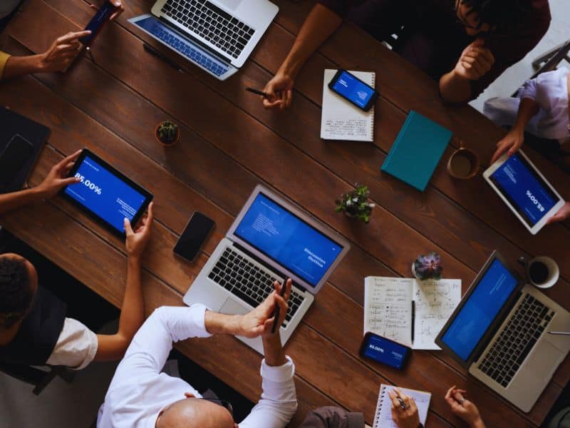 Consulente che pianifica una strategia di marketing con il cliente