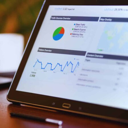 Dashboard di analisi dati e performance marketing visualizzata su schermo in un contesto di lavoro strategico