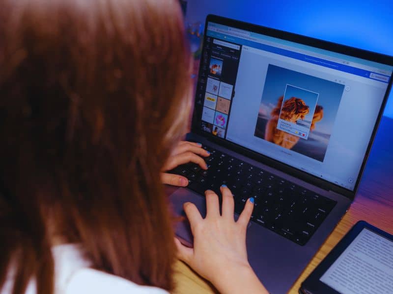 Designer che crea contenuti visivi su computer