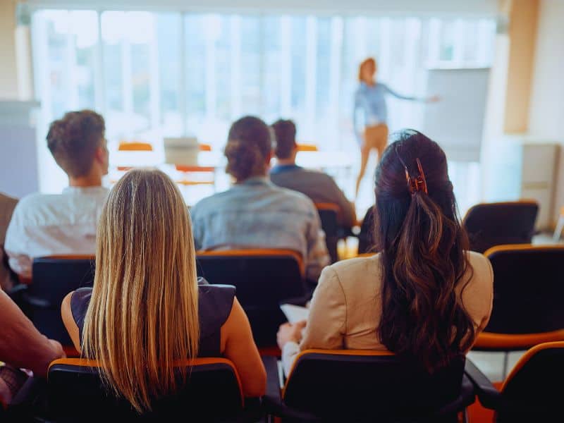Sessione di formazione in aula su marketing digitale