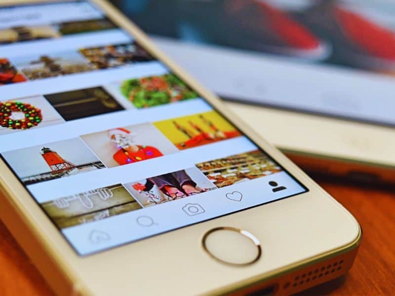 Gestione dei social media su smartphone e laptop