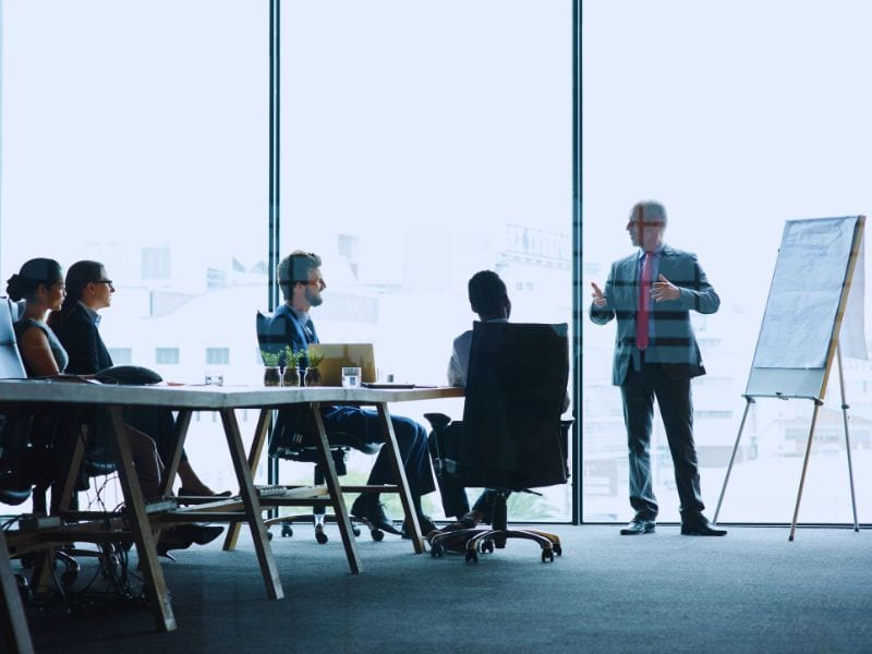 Sessione di consulenza strategica tra consulente e azienda